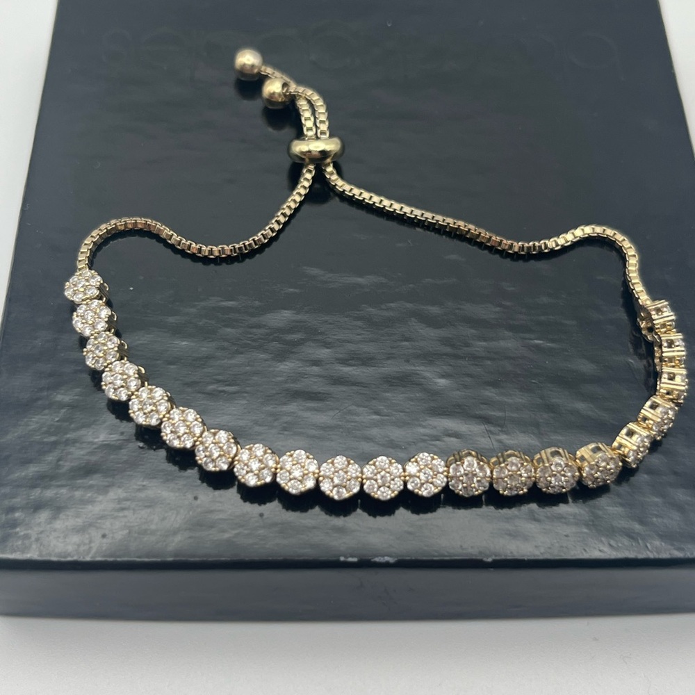 Flower bracelet for ladies. New. Gold plated 
Adjustable strap.